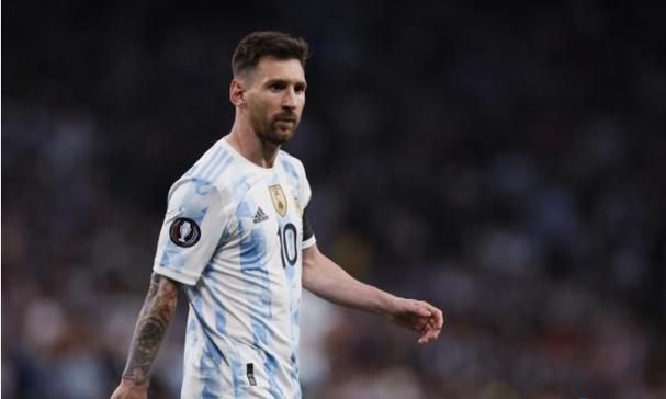 吴卓林返港踩着高跟鞋显自信，比起成龙的“不认”父女，她的“不缠”才是真清醒，诠释了独立与坚强的新时代女性态度